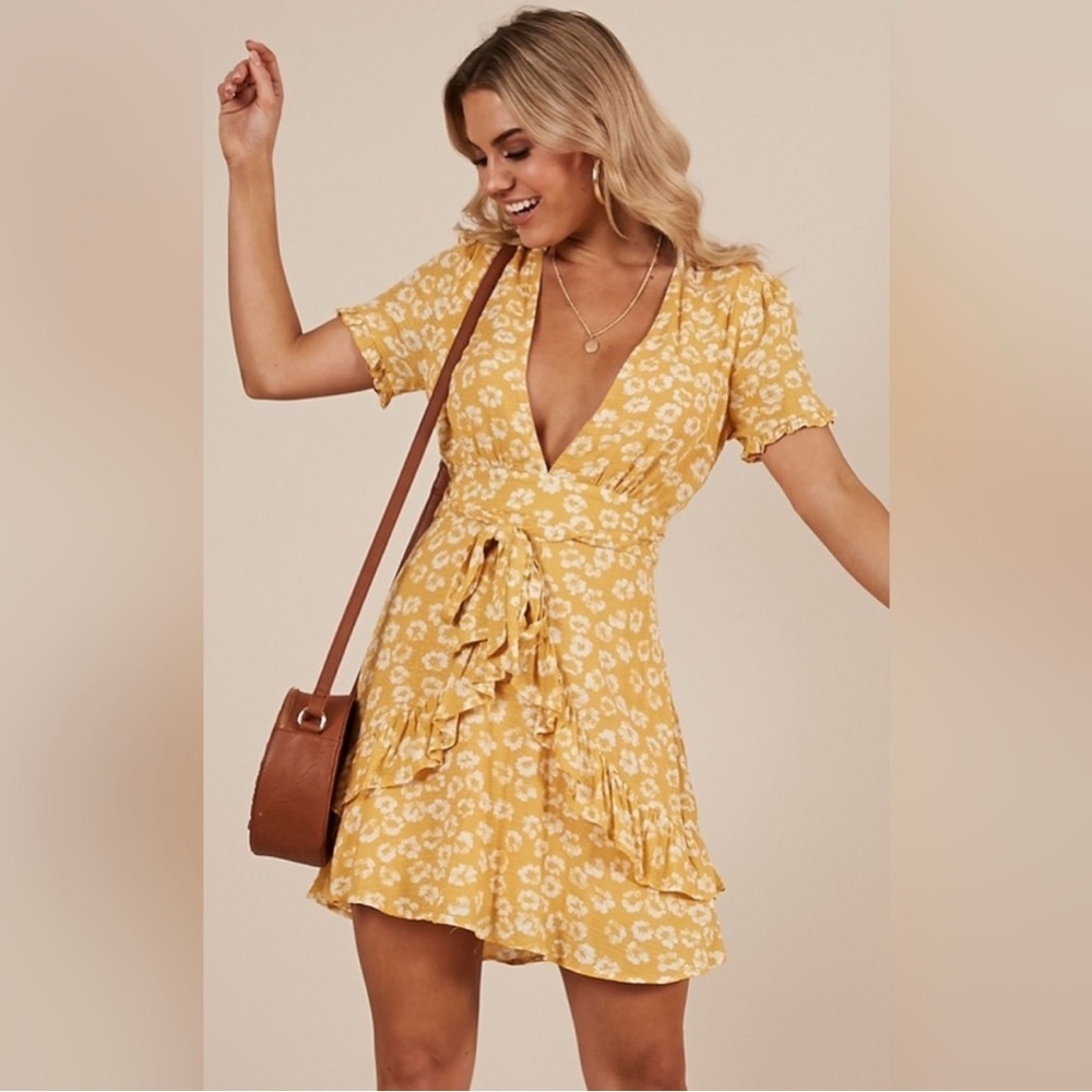 Sadie and sage womens Yellow floral v neck dress size medium (#1)